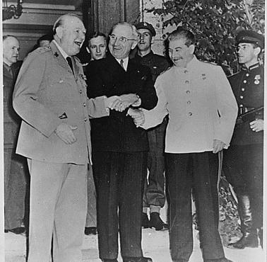 Uścisk dłoni sojuszników Winston Churchill, Harry Truman i Józef Stalin, Poczdam, 1945