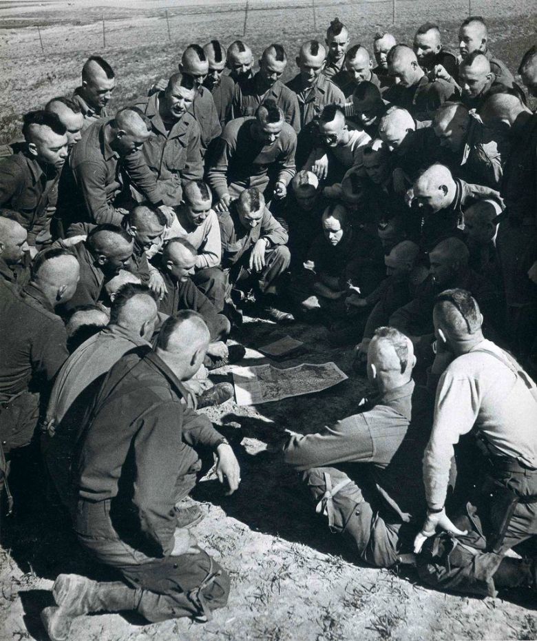 Spadochroniarze USA dowiadują się o planowanych akcjach, Arras, Francja, 1945