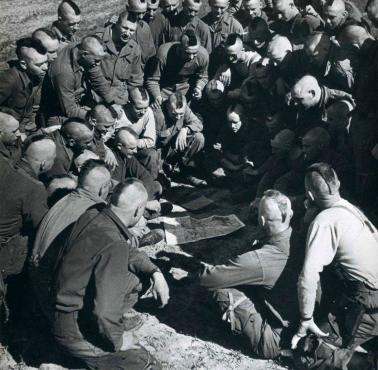 Spadochroniarze USA dowiadują się o planowanych akcjach, Arras, Francja, 1945