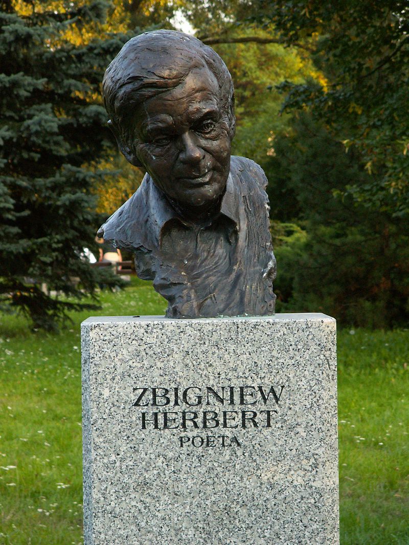 28 VII 1998 w Warszawie zmarł Zbigniew Herbert - wybitny poeta, eseista, dramaturg, twórca cyklu „Pan Cogito”