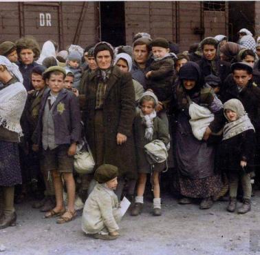 Koniec selekcji, za chwilę Niemcy zamordują wszystkich z tego zdjęcia, KL Birkenau, lipiec 44 roku