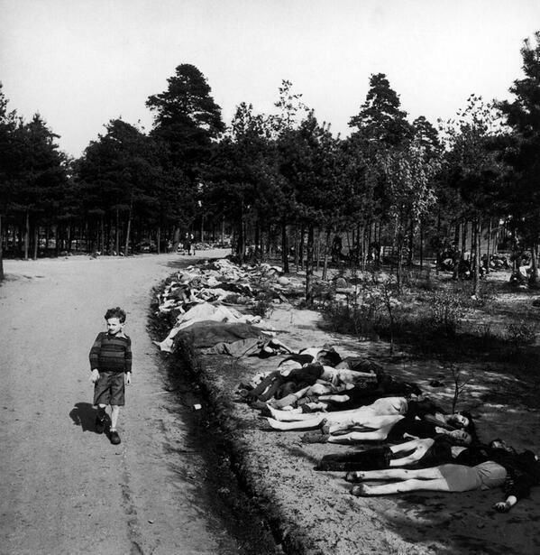 Niemiecki chłopiec przechodzi obok ofiar tzw. marszu śmierci nieopodal obozu koncentracyjnego Bergen-Belsen