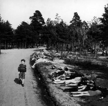 Niemiecki chłopiec przechodzi obok ofiar tzw. marszu śmierci nieopodal obozu koncentracyjnego Bergen-Belsen