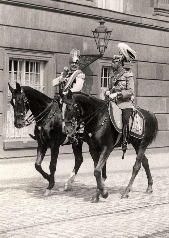 Rodzinne zdjęcie - Kaiser Wilhelm II i brytyjski król George V podczas przejażdżki, rok później rozpocznie się I wojna, Berlin