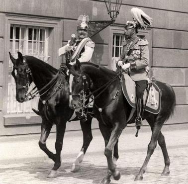 Rodzinne zdjęcie - Kaiser Wilhelm II i brytyjski król George V podczas przejażdżki, rok później rozpocznie się I wojna, Berlin