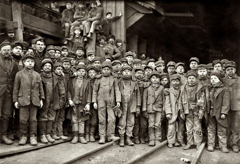 Młodzi chłopcy pomagają rodzicom dorabiając w kopalni firmy Pennsylvania Coal Company, 1910