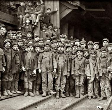 Młodzi chłopcy pomagają rodzicom dorabiając w kopalni firmy Pennsylvania Coal Company, 1910