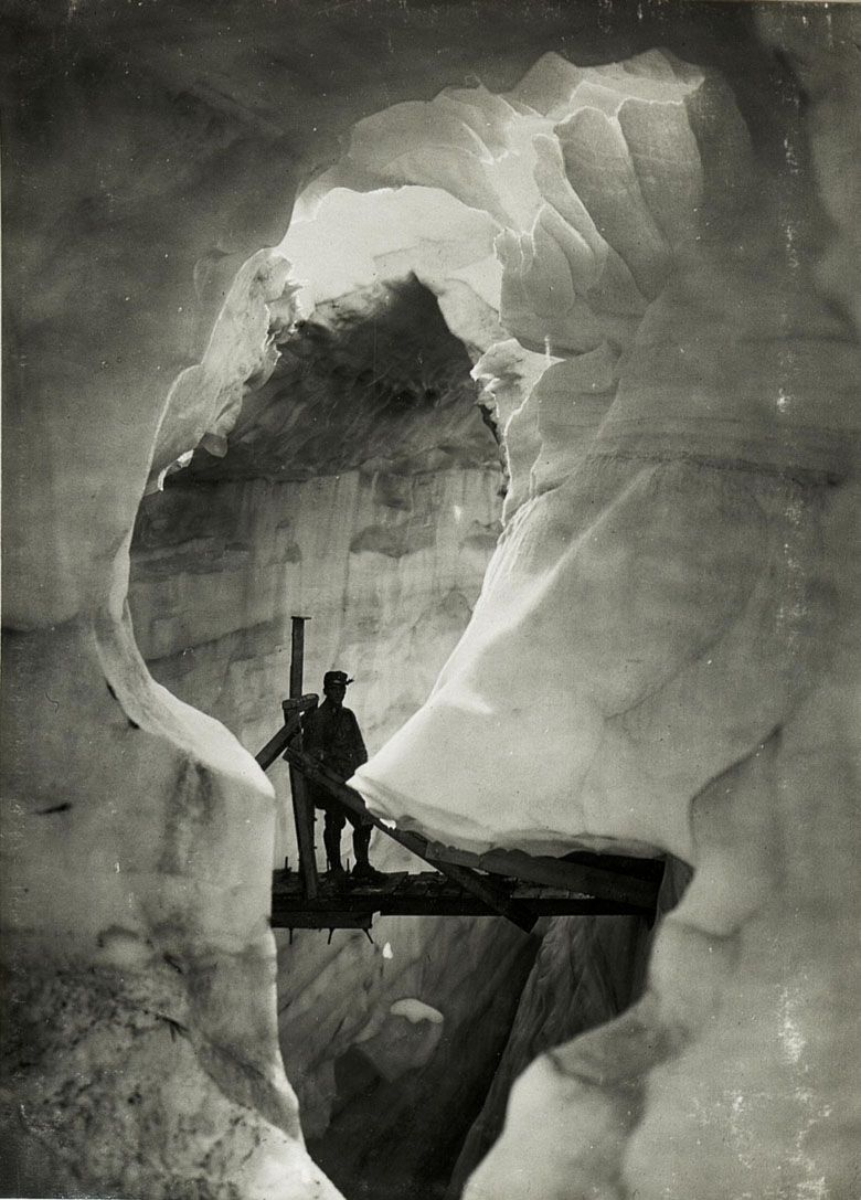 Żołnierz w Ice City w Dolomitach podczas I wojny światowej, 1917