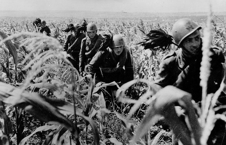 Włoscy Bersaglieri (formacja włoskiej lekkiej piechoty zmechanizowanej) podczas wojny z ZSRR w 1941 roku, obecna Ukraina