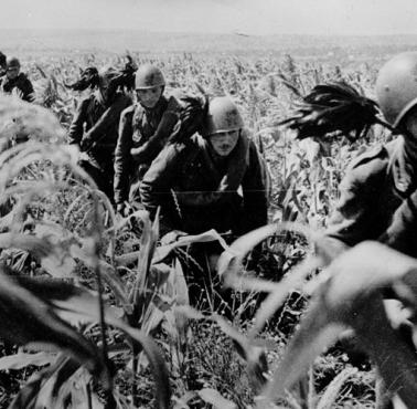 Włoscy Bersaglieri (formacja włoskiej lekkiej piechoty zmechanizowanej) podczas wojny z ZSRR w 1941 roku, obecna Ukraina