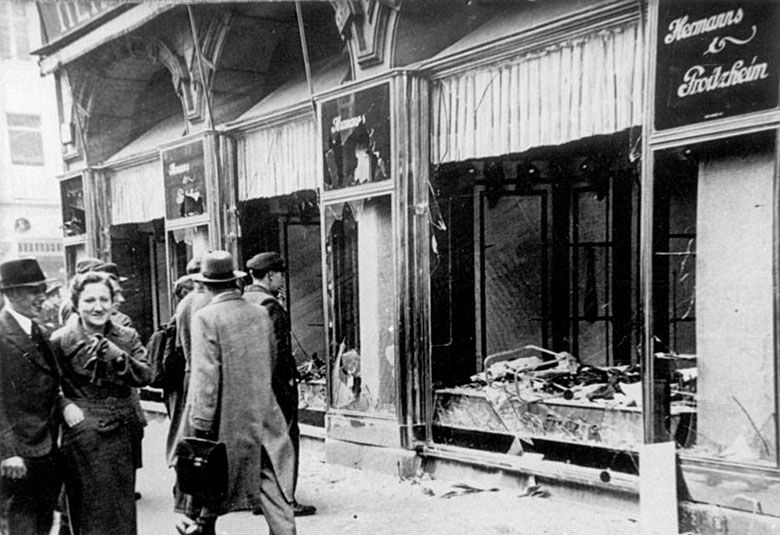 Zniszczony przez Niemców żydowski sklep podczas pogromu w trakcie Nocy kryształowej, Magdeburg, 1938