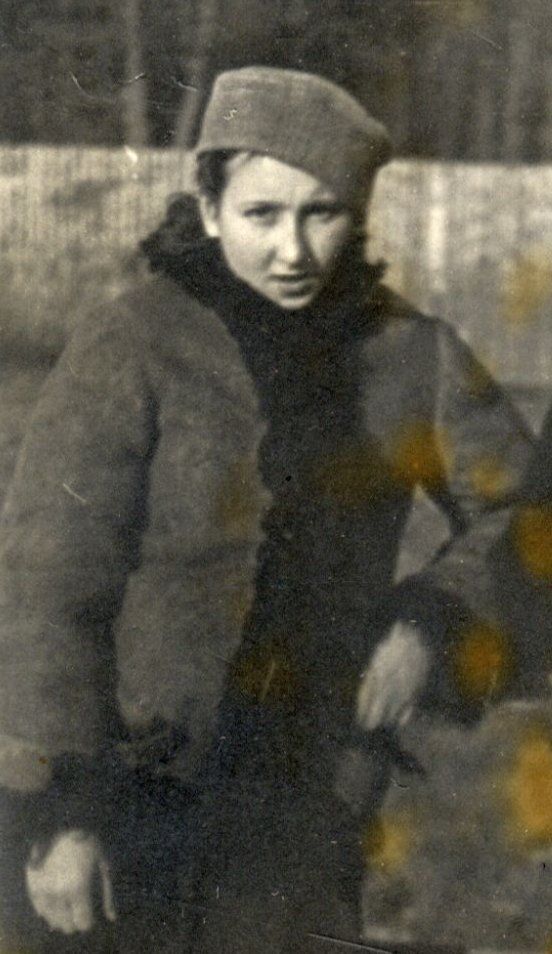 3 VIII 1946 sąd skazał niespełna 18-letnią Danutę Siedzikównę 