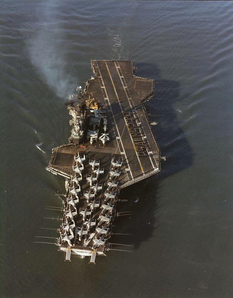 USS Midway (CVA-41) w drodze do Azji Południowo-Wschodniej, kwiecień 1972