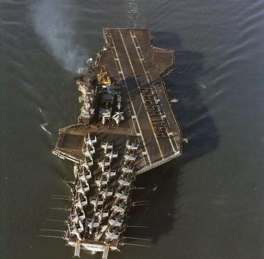 USS Midway (CVA-41) w drodze do Azji Południowo-Wschodniej, kwiecień 1972