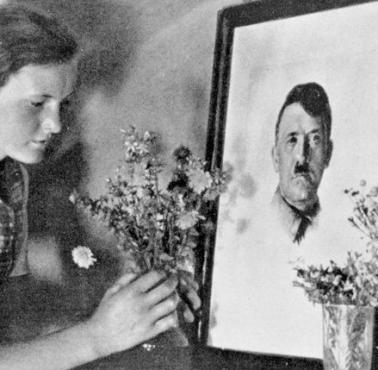 Młoda Niemka z obrazem kanclerza III Rzeszy - Adolfa Hitlera, 1938