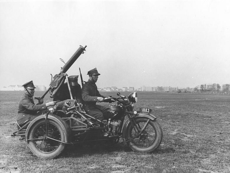 Polscy żołnierze na motocyklu Sokół 1000 z Ckm-em wz. 30, 3 maja 1938 roku