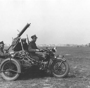 Polscy żołnierze na motocyklu Sokół 1000 z Ckm-em wz. 30, 3 maja 1938 roku