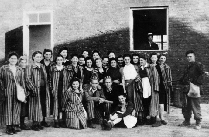05.08.44r. powstańcy z batalionu Zośka, uwolnili ok. 350 Żydów z kilku krajów, więzionych w KL Warschau zwana Gęsiówką