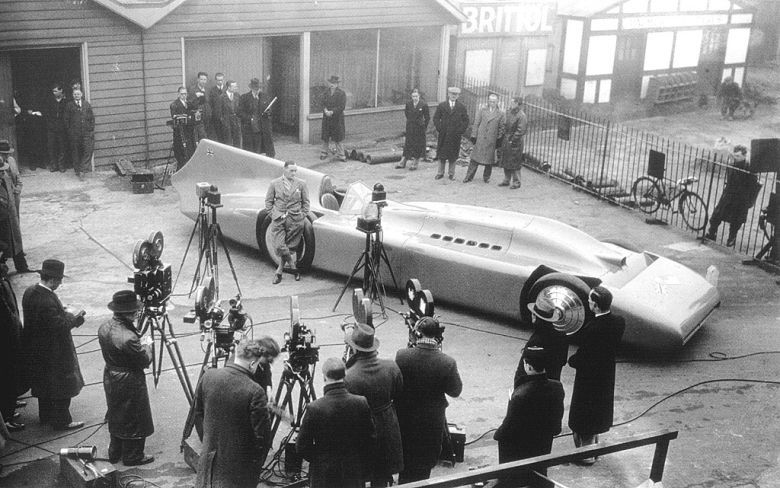 Zbudowany przez Sir Malcolma Campbella bolid Blue Bird, w 1935 roku pobił rekord prędkości osiągając szybkość prawie 485 km/h