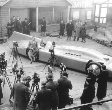 Zbudowany przez Sir Malcolma Campbella bolid Blue Bird, w 1935 roku pobił rekord prędkości osiągając szybkość prawie 485 km/h