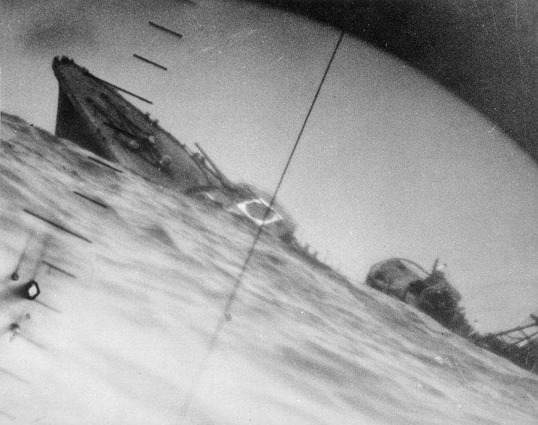 Tonie japoński niszczyciel Yamakaze tuż po storpedowaniu przez amerykański okręt podwodny USS Nautilus, czerwiec 1942