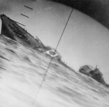 Tonie japoński niszczyciel Yamakaze tuż po storpedowaniu przez amerykański okręt podwodny USS Nautilus, czerwiec 1942