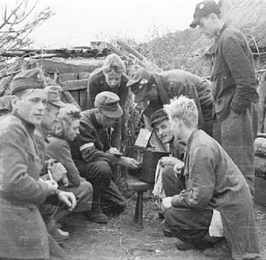 8 VIII 1944 z powstańczej Warszawy (gmach PKO na rogu Jasnej i Świętokrzyskiej) rozpoczęła nadawanie radiostacja Armii Krajowej