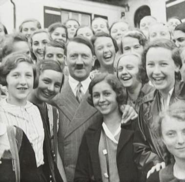Kanclerz Niemiec Adolf Hitler z miłośniczkami. Na co dzień stronił od kobiet.