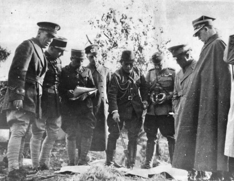 Japoński oficer tłumaczy obserwatorom z USA, Niemiec, Francji, Włoch i Polski szczegóły rozpoczętej bitwy o Szanghaj w 1937 roku