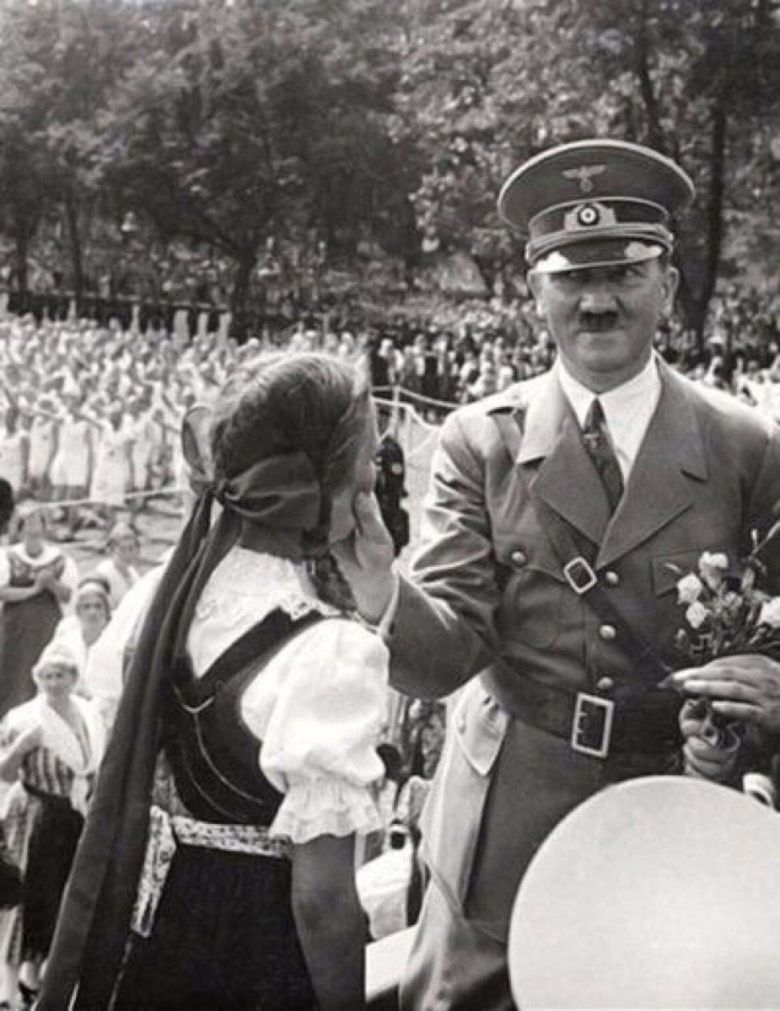 Kanclerz Niemiec Adolf Hitler wita się z dziewczynką, 1935