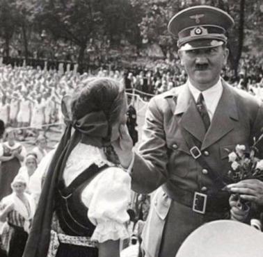 Kanclerz Niemiec Adolf Hitler wita się z dziewczynką, 1935