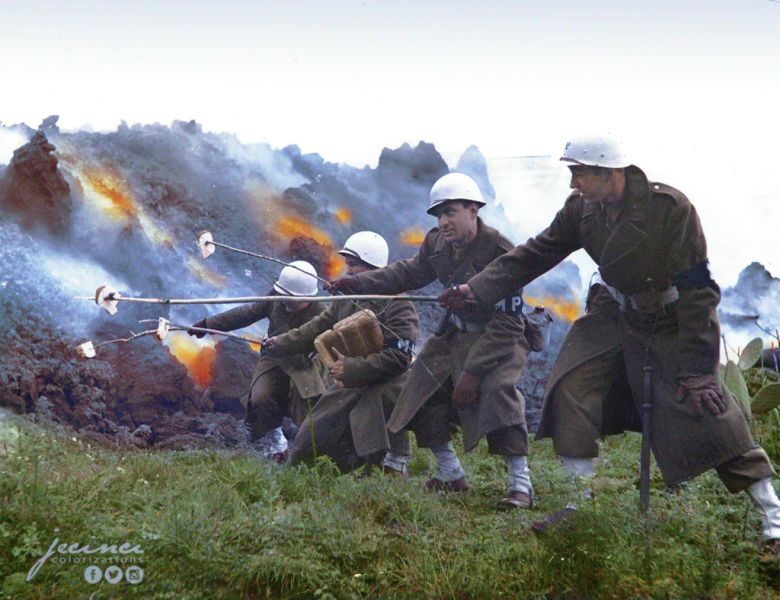 Amerykańscy żołnierze pieką chleb korzystając z żaru lawy płynącej z Wezuwiusza (erupcja rozpoczęła się 18 marca 1944 r)