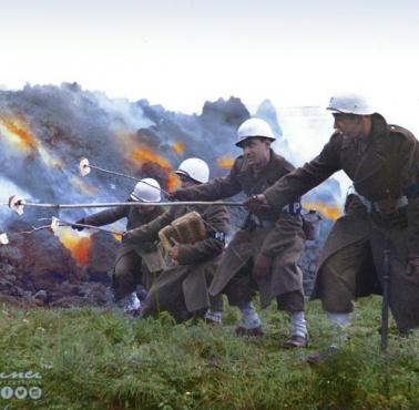 Amerykańscy żołnierze pieką chleb korzystając z żaru lawy płynącej z Wezuwiusza (erupcja rozpoczęła się 18 marca 1944 r)