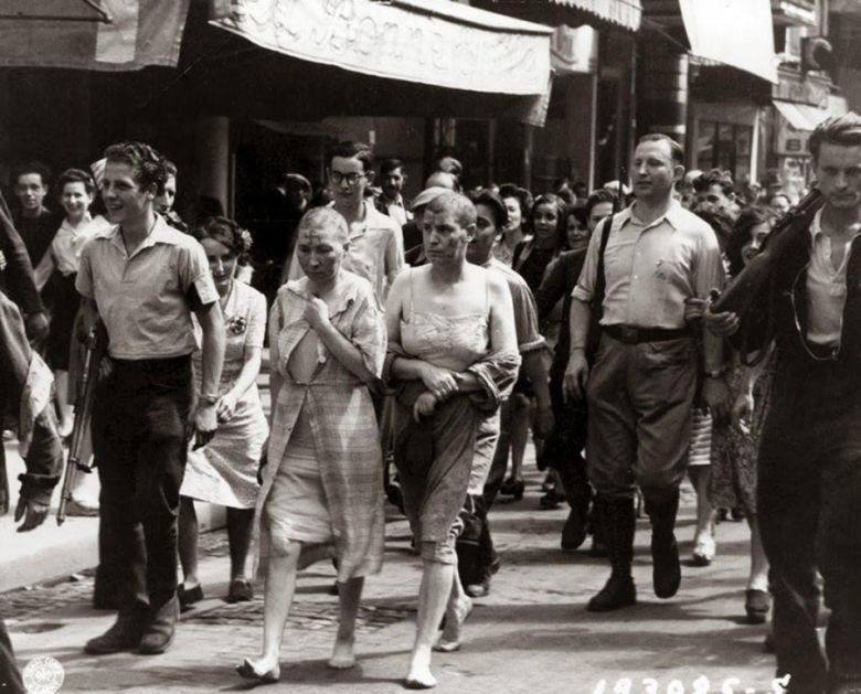 Francuskie kobiety poniżane na ulicy za kolaborację z niemieckimi żołnierzami, 1944