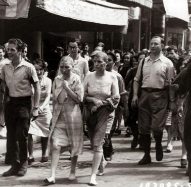 Francuskie kobiety poniżane na ulicy za kolaborację z niemieckimi żołnierzami, 1944