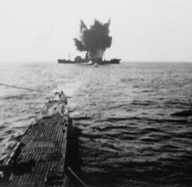 Widok z niemieckiej łodzi podwodnej po ataku na brytyjski transport, 1941 