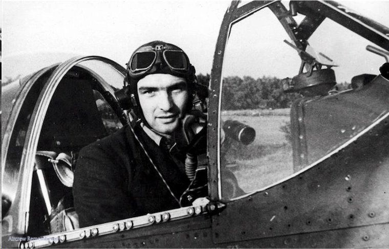 Jan Krajewski z Dywizjonu 302 zestrzelił nad Francją w 1943 niemieckiego asa w F-190 ze 164 zwycięstwami