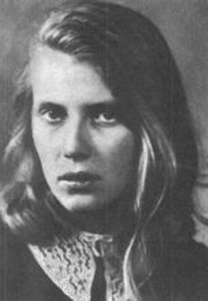 11.08.44r. zginęła 18-letnia A.Zakrzewska Hanka Biała. Była jedną z wielu sanitariuszek celowo mordowanych przez Niemców