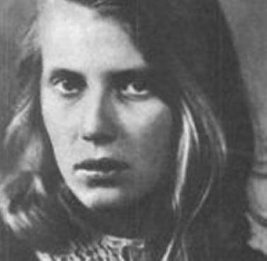 11.08.44r. zginęła 18-letnia A.Zakrzewska "Hanka Biała". Była jedną z wielu sanitariuszek celowo mordowanych przez Niemców