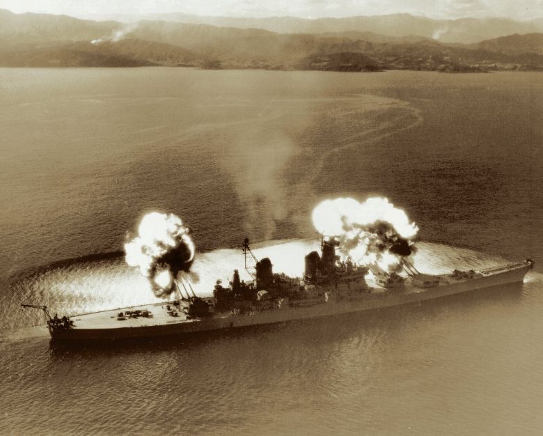 Pancernik USS New Jersey (BB-62) otwiera ogień na pozycje północnokoreańskie, 10 listopada 1951 roku