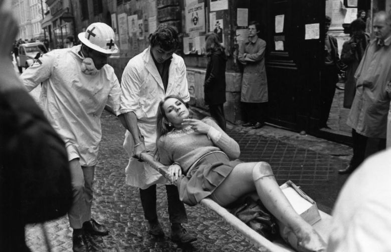 Poszkodowana dziewczyna podczas rozruchów studenckich w Paryżu 1968 roku