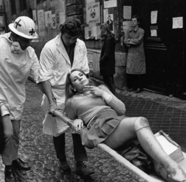 Poszkodowana dziewczyna podczas rozruchów studenckich w Paryżu 1968 roku