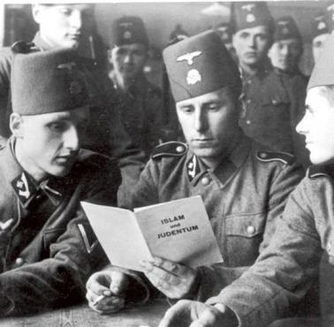 Muzułmańscy bośniaccy żołnierze z Waffen SS podczas lektury broszurki propagandowej o różnicach między muzułmanami a żydami