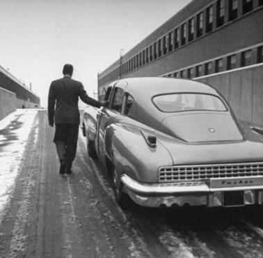 Designer samochodowy Alex Tremulis przy swoim unikalnym samochodzie Tucker 48 Sedan, 1948