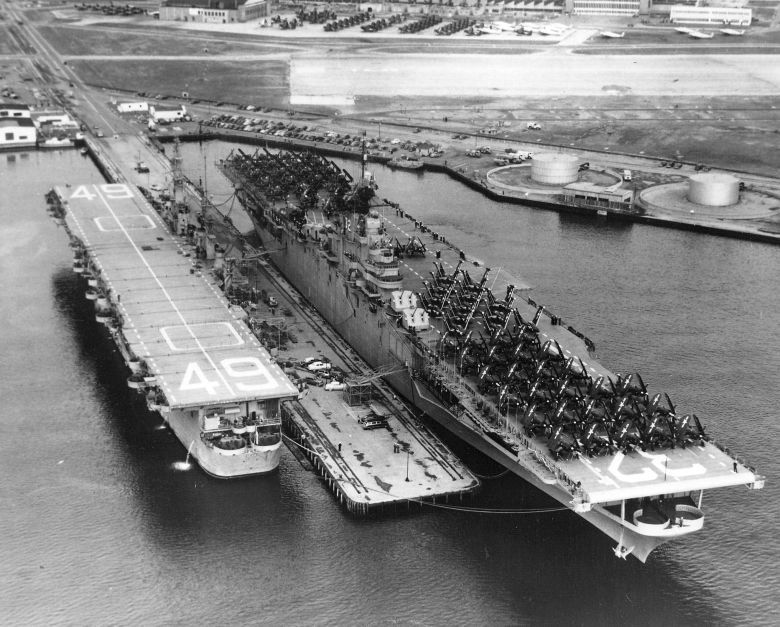 USS Leyte (CV-32) i USS Wright (CVL-49) w porcie Naval Air Station Quonset Point, Rhode Island, 1950