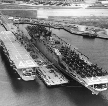 USS Leyte (CV-32) i USS Wright (CVL-49) w porcie Naval Air Station Quonset Point, Rhode Island, 1950