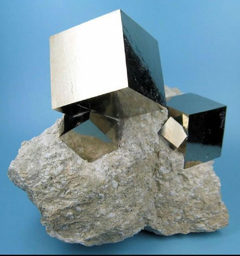 Wyrzeźbione przez naturę kostki pirytu - minerał żelaza z gromady siarczków, nadsiarczek żelaza(II), FeS2