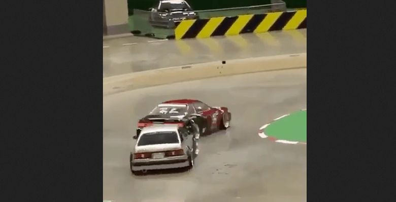 Drifting modeli samochodów na torze (wideo)