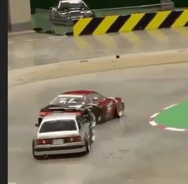 Drifting modeli samochodów na torze (wideo)