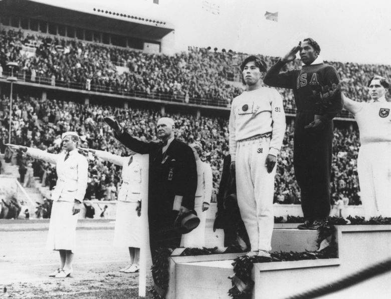 Amerykanin Jesse Owens na podium po wygraniu skoku w dal na Igrzyskach Olimpijskich w Berlinie w 1936 roku